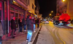 Çatıda çıkan yangın mahalle sakinlerini sokağa döktü