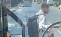Yolun ortasında otobüse binmek isteyen yolcu ortalığı birbirine kattı