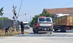 Manisa'da taşla bariyeri sabitlediler: Geçitte akılalmaz müdahale