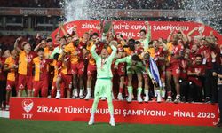 Galatasaraylı oyuncular Türkiye Kupası’nı kaldırdı