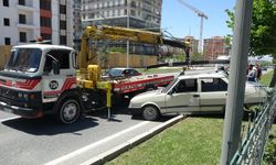 Kamyonun çarptığı otomobil refüje savruldu