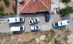 Otomobil eve çarptı: Kalp krizi geçiren sürücü hayatını kaybetti