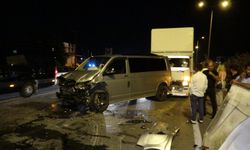 3 kamyon, tur aracı ve otomobilin karıştığı zincirleme kaza: 3 yaralı