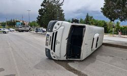 Kamyonetle çarpışan okul servisi devrildi: 6 yaralı