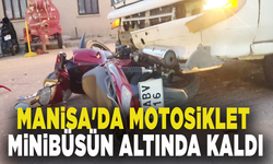 Manisa'da motosiklet minibüsün altında kaldı