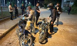 Motosiklet sürücülerine ceza yağdı; onlar ise çekirdek yiyerek izledi