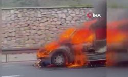 Ankara'da alev topuna dönen otomobil kullanılamaz hale geldi