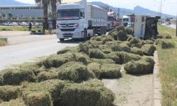 Kaza yapan kamyondaki saman balyaları yola saçıldı
