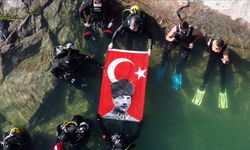 19 dalgıç, gölün 19 metre derinliğinde Atatürk'ü andı