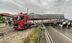 Yağmur kazayı beraberinde getirdi: Tır yan yola devrildi