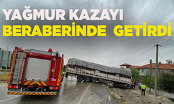 Yağmur kazayı beraberinde getirdi: Tır yan yola devrildi