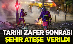 Tarihi zafer sonrası Paris sokakları savaş alanına döndü