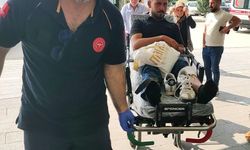 Bilettiği bıçakla koşarken çarptığı adamı yaraladı