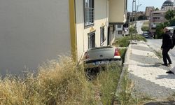 Düğün konvoyu kazaya karıştı, bir otomobil bina boşluğuna düştü