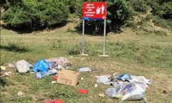 Çevreyi kirletmesinler diye hendek kazdırdı
