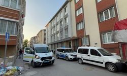 Apartmanı saran kötü kokular sonrası ekipler, çürümeye başlayan cansız bedenle karşılaştı