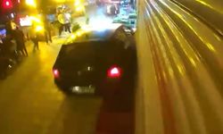 Freni boşalan otomobil iş yerine çarptı: O anlar kamerada