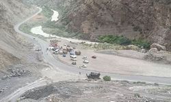 Hakkari'de midibüs devrildi, 6 asker yaralandı
