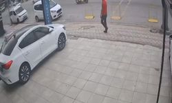 Karşıya geçmeye çalışan yaşlı adama kamyonet çarptı: O anlar kamerada