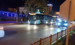Otobüsten inen kadın yolcuya motosiklet çarptı