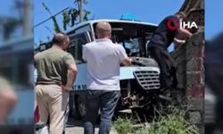 Freni patlayan yolcu minibüsü duvara çarptı: 13 yaralı