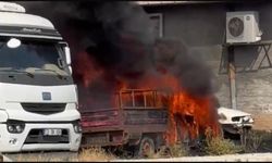 Terk edilmiş araçlar alev alev yandı, tır son anda kurtarıldı