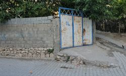 Çocuklarını ve kendisini bıçakla yaraladı
