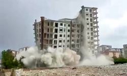 Hasarlı bina yıkımında iş makinesi operatörünün Türk bayrağı hassasiyeti