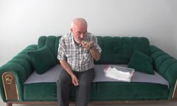 Ölmek üzereyken bulduğu kuşu ağzıyla besliyor