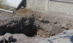 Foseptik inşaatında üzerine taş düşen işçi yaralandı