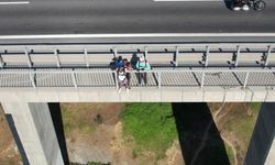 86 metrelik viyadükten paraşütle atladılar