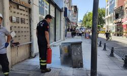 Kaldırımdaki elektrik panosunda yangın