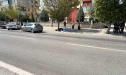Motosiklet önce bisikletliye ardından ağaca çarptı: 2 ölü