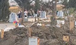 Mezarlıkta başlayan tartışma kavgaya dönüştü: O anlar kamerada