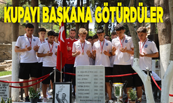 Şampiyonluk kupasıyla Ferdi Zeyrek'in mezarına gittiler