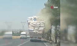 Kamyondan yola dökülen saman trafiği tehlikeye soktu