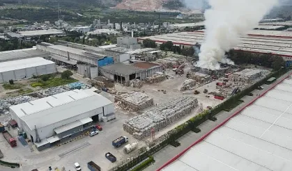  Manisa OSB'deki kağıt fabrikasındaki yangın kontrol altına alındı