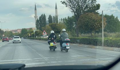 Bozulan motosikletini ayağı ile iten sürücü trafiği tehlikeye attı