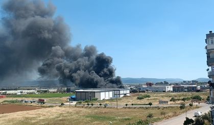 İzmir’de plastik sandalye fabrikasındaki yangın kontrol altına alındı