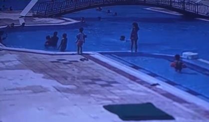Havuza düşen 3 yaşındaki çocuk cankurtaranın müdahalesiyle kurtuldu: O anlar kamerada