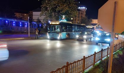 Otobüsten inen kadın yolcuya motosiklet çarptı