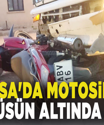 Manisa'da motosiklet minibüsün altında kaldı