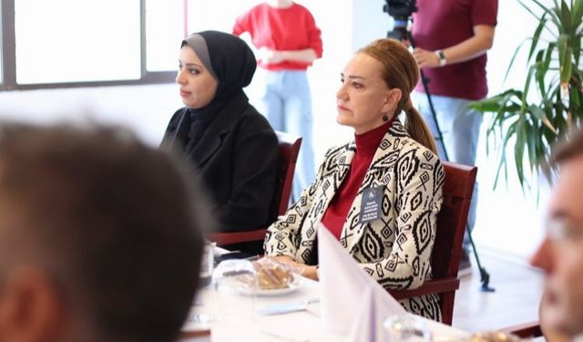 DEÜ rektörü Filistinli öğrencilerle buluştu
