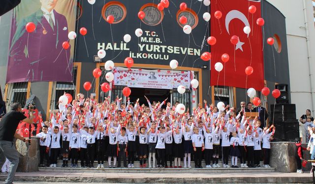 Halil Yurtseven İlkokulu 100. yılda 100 balonu gökyüzüne bıraktı