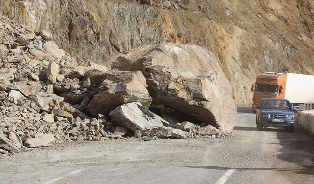 Heyelan meydana geldi dev kaya parçaları yolu kapattı