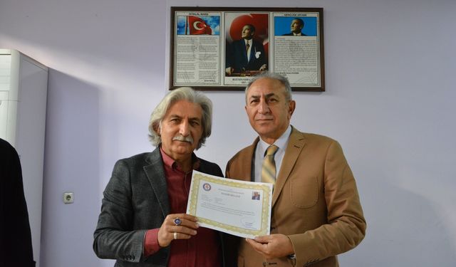 Emekliye ayrılacak olan 41 yıllık eğitimci Bülent Tonoz'a başarı belgesi
