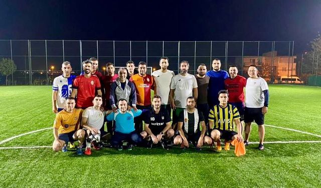 Manisalı gazeteciler ile il emniyet müdürlüğü ekiplerinin futbol maçında dostluk kazandı