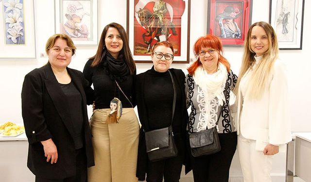 Paris'te 4 Türk kadın ressamın eserlerinin yer aldığı serginin açılışı yapıldı