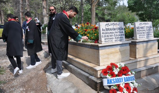 Davalısı tarafından öldürülen avukat mezarı başında anıldı