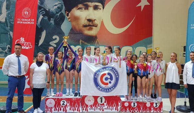 Manisa’da artistik cimnastik yarışmaları gerçekleştirildi